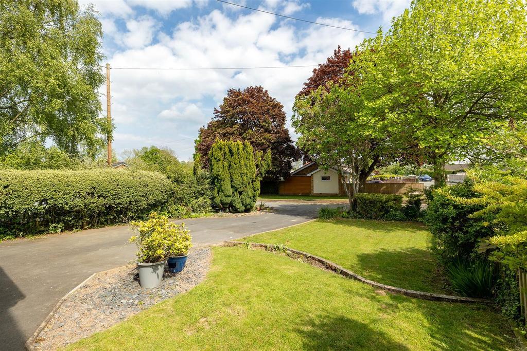 10627 Croft Crescent-09.jpeg