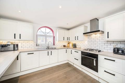 2 bedroom flat for sale, Oldridge Road, London SW12
