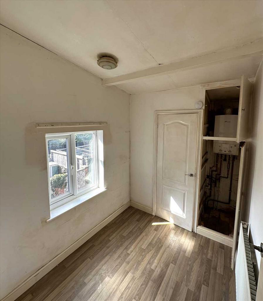 Front bedroom 1: