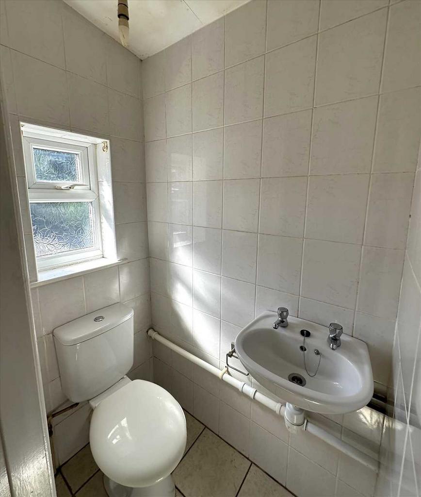 Rear bedroom 2: