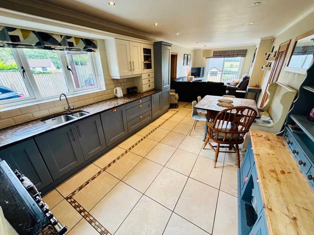 Open plan kitchen/diner