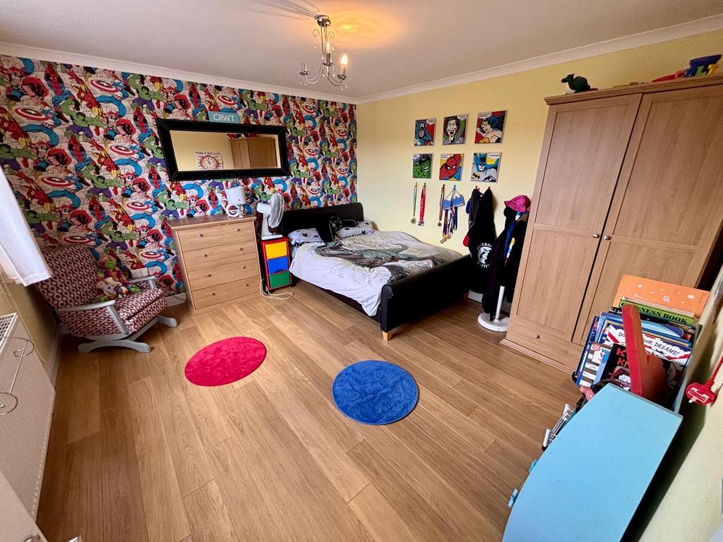 Front bedroom 4