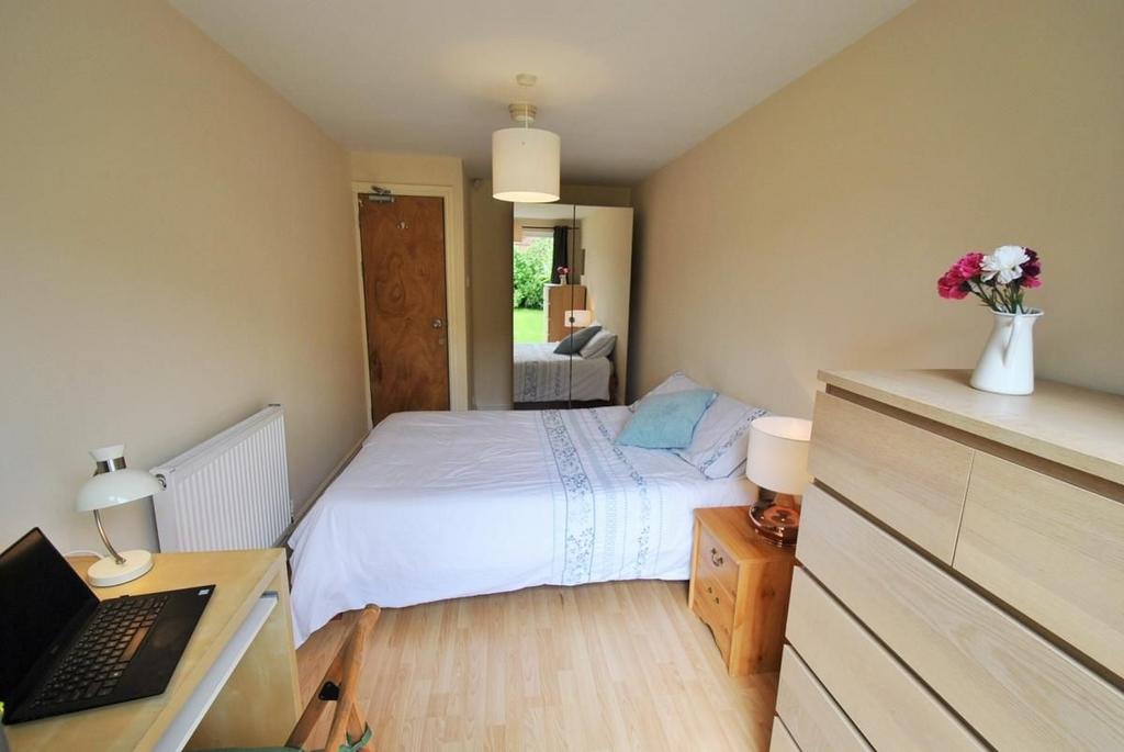 Cozy and clean single bedroom featuring a comfo...