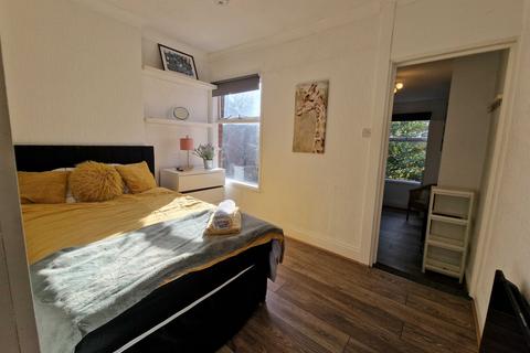 Studio to rent, Bolingbroke Road, Stoke, Coventry, CV3
