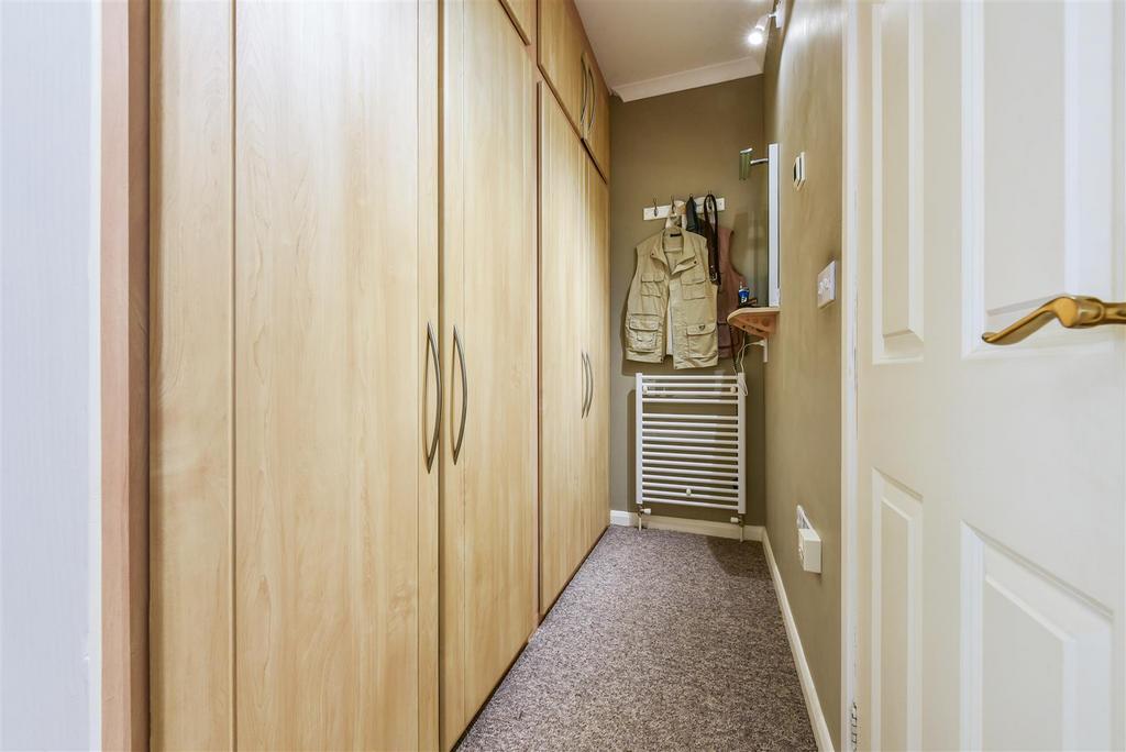 Dressing Area to Bedroom 1