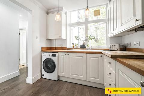 21a The Grangeway, London, N21 2HD