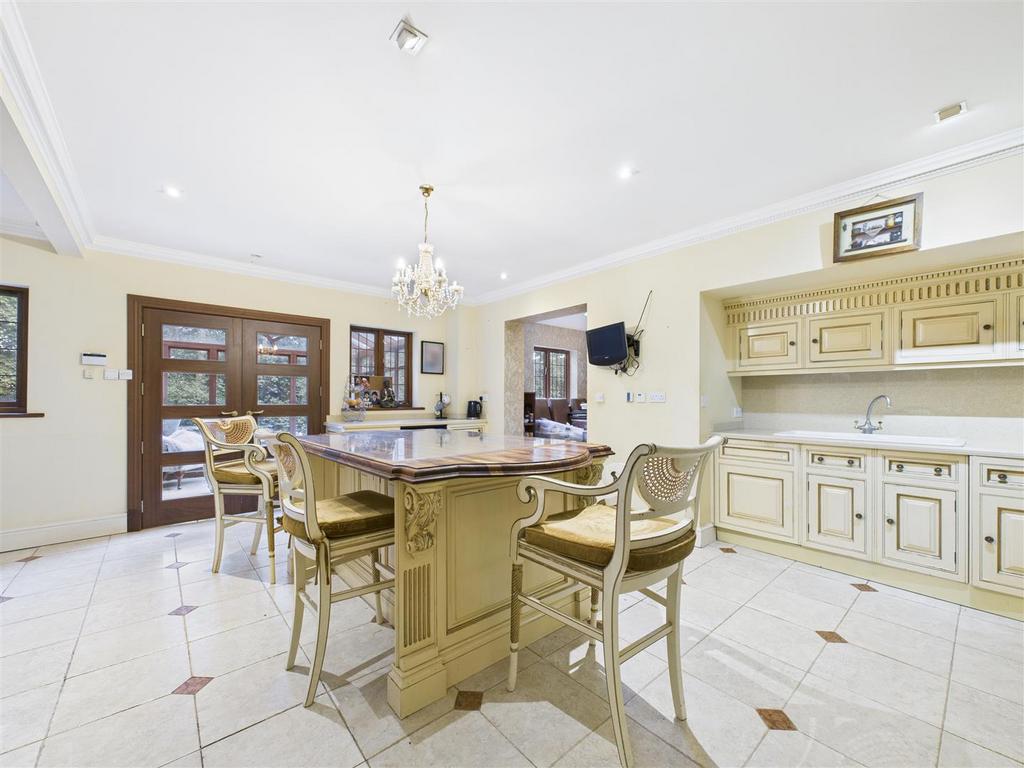 CAM05549 G0-PR0055-STILL037.jpg