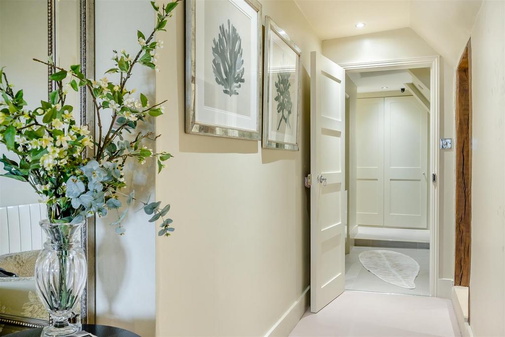 8588477-interior72.jpg