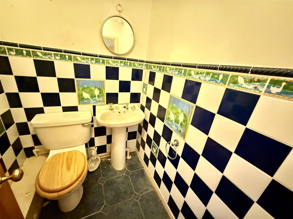 Cloakroom off