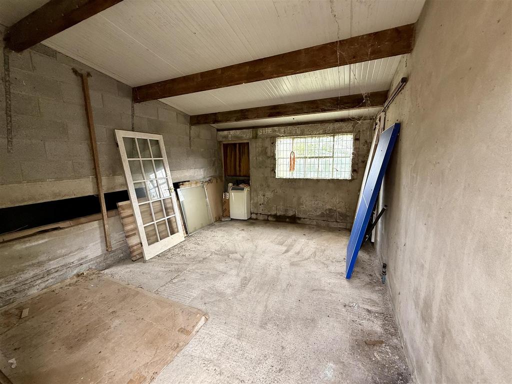 Two Further External Workshops/Loose Boxes