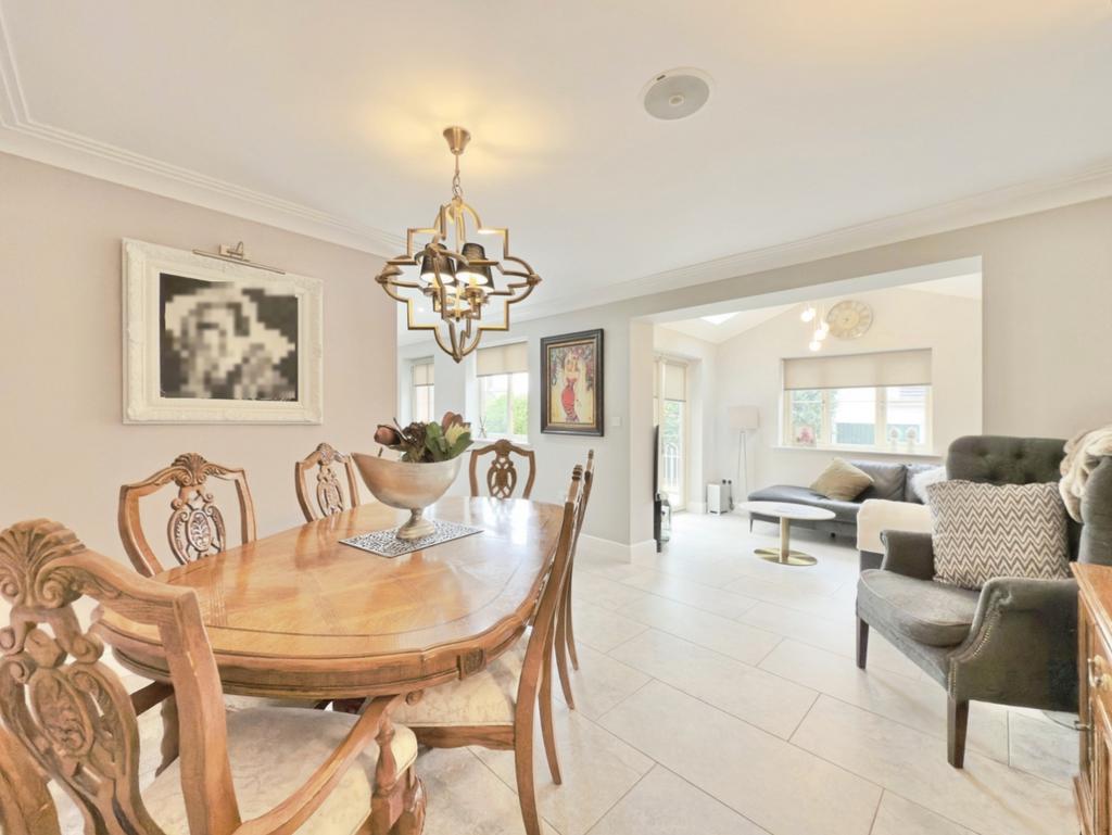 Pbox-dining room-330911.jpg