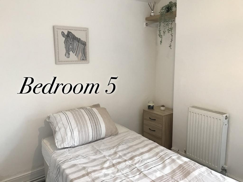 Room 5 (2)