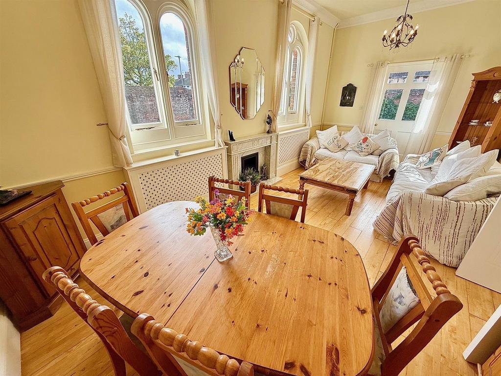 Lounge/Dining Room