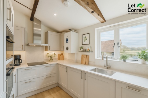 4 bedroom maisonette to rent, Park Street, Colnbrook SL3