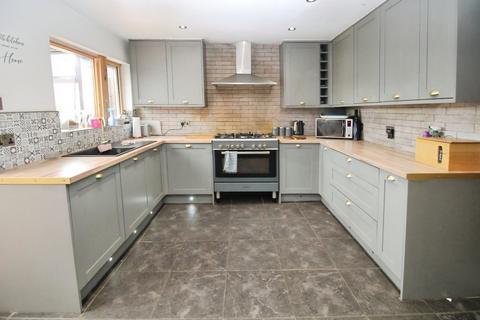 3 bedroom terraced house for sale, Taylor Hill Road, Taylor Hill, West Yorkshire HD4