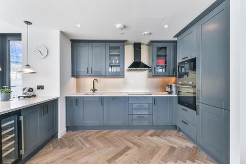 2 bedroom flat to rent, Merino Gardens, London, E1W.