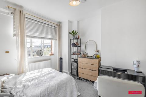 Studio to rent, Orsett Terrace, Bayswater, London, W2