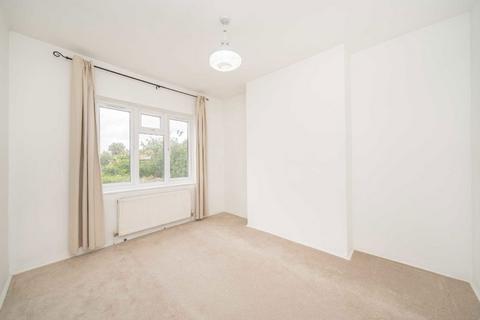 3 bedroom flat for sale, Park Lane, Teddington TW11