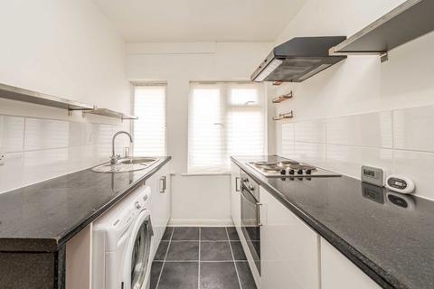3 bedroom flat for sale, Park Lane, Teddington TW11