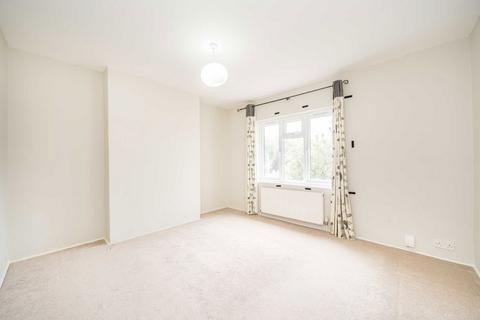3 bedroom flat for sale, Park Lane, Teddington TW11