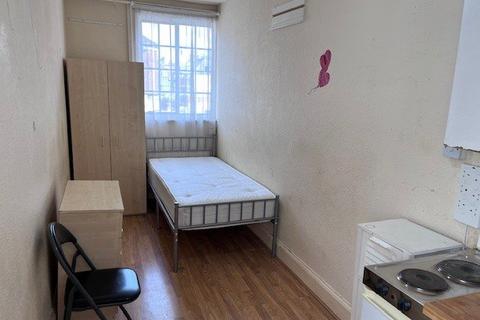 Studio to rent, High Street, Edgware HA8