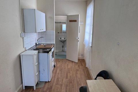Studio to rent, High Street, Edgware HA8