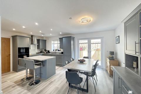 4 bedroom detached house for sale, Gerddi Gwenllian, Mynyddygarreg, Kidwelly
