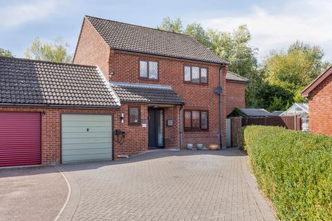 4 bedroom link detached house for sale, Chain Free in Barford