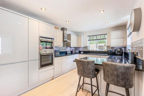 4 bedroom link detached house for sale, Chain Free in Barford