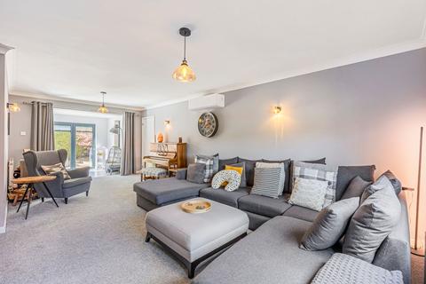 4 bedroom link detached house for sale, Chain Free in Barford