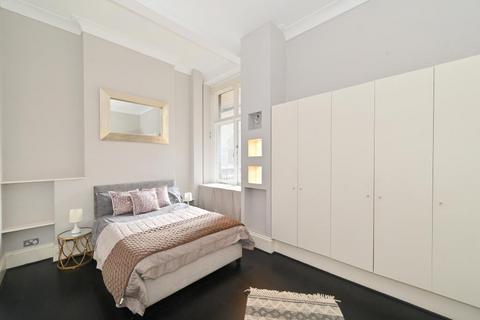 3 bedroom flat to rent, Cadogan Square, London
