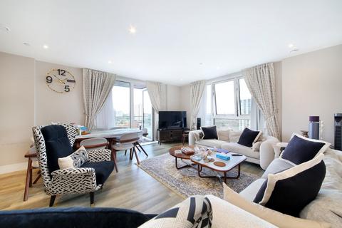3 bedroom flat for sale, Bridges Court Road, London
