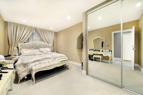 3 bedroom flat for sale, Bridges Court Road, London