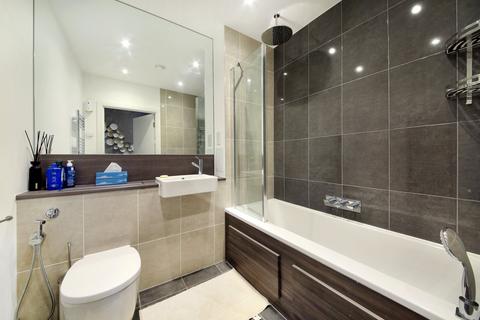 3 bedroom flat for sale, Bridges Court Road, London