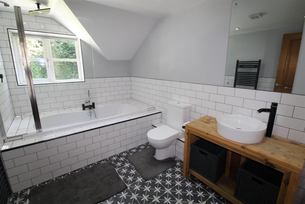 Main bathroom.JPG