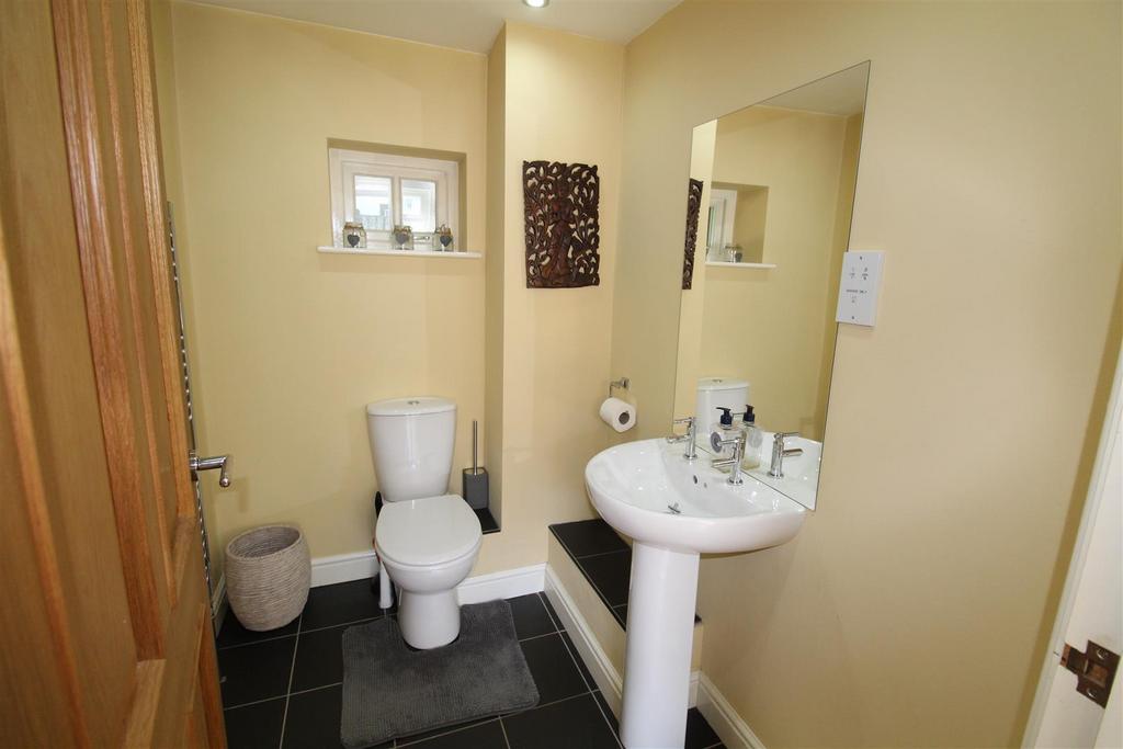 Downstairs wc.JPG
