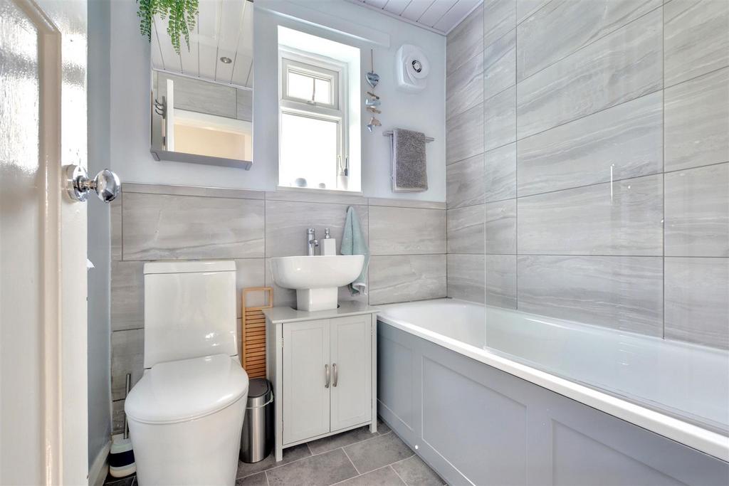 Bathroom 1.jpeg