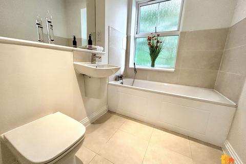 2 bedroom flat for sale, Red Lion Street, Chesham, HP5