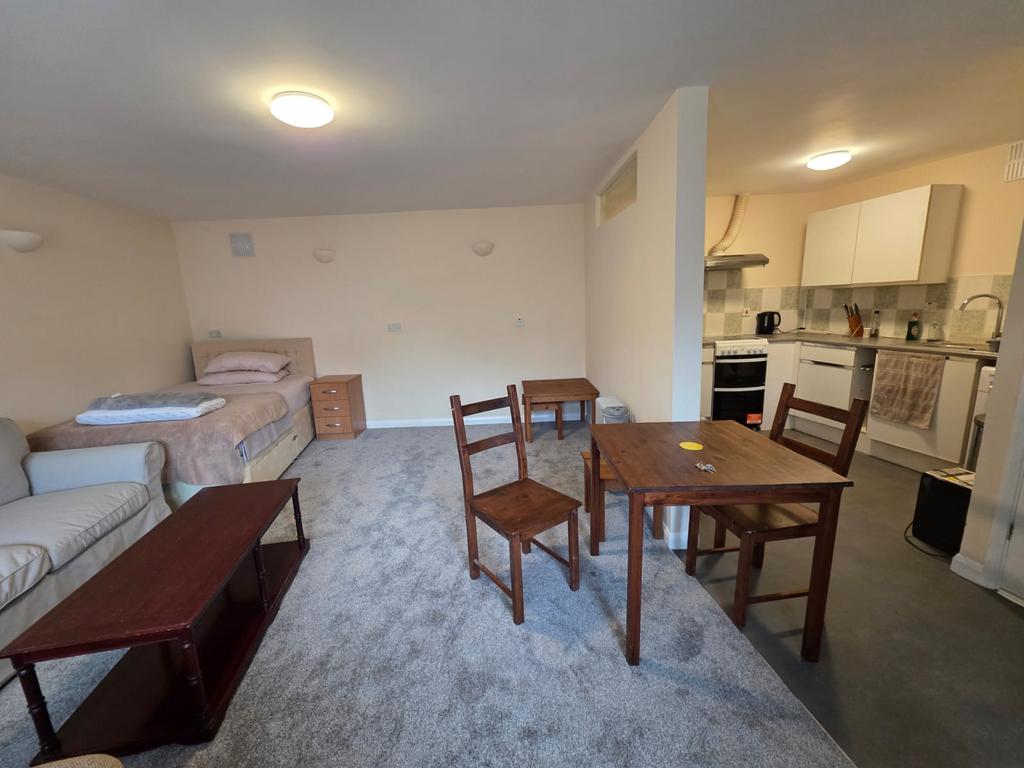 Mornington Crescent, Hounslow TW59 SS
