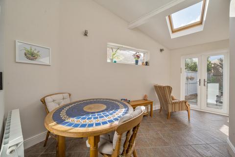 40 Chatham Road, Kingston Upon Thames, KT1 3AA