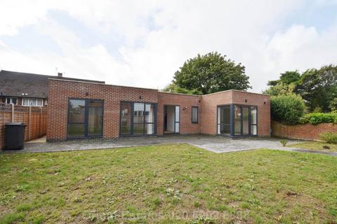 4 bedroom bungalow to rent, Torrington Park, London