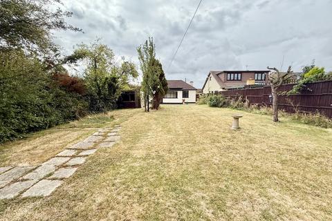 2 bedroom detached bungalow to rent, Parkgate Road, Corringham, SS17