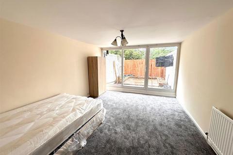 4 bedroom terraced house to rent, Heritage Close, Uxbridge