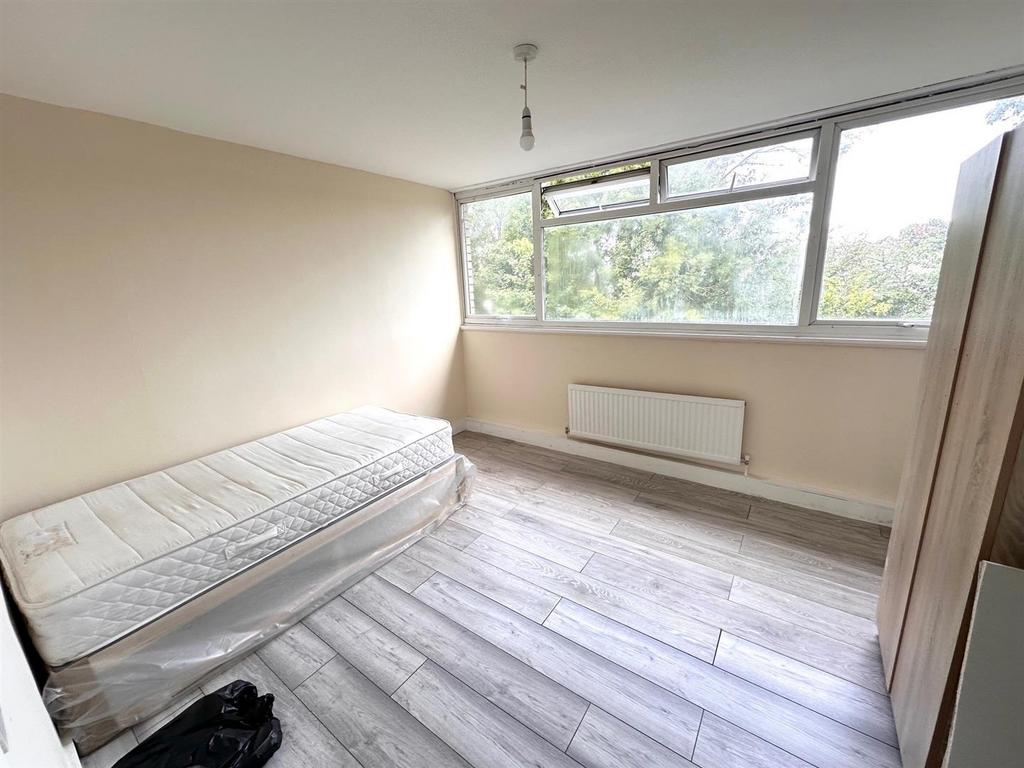 2nd floor rear bed.jpg