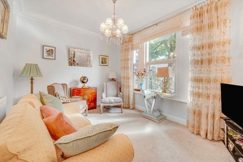 2 bedroom flat for sale, Elliott Road, London W4