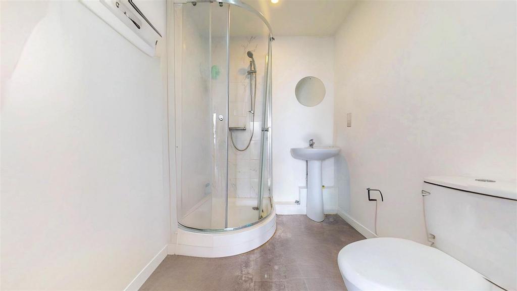 Bathroom 1..jpg