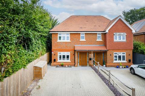 4 bedroom semi-detached house for sale, Ruxton Close, Coulsdon, CR5
