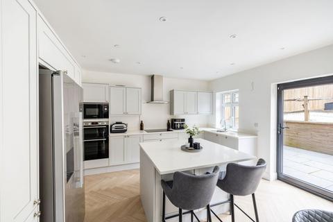 4 bedroom semi-detached house for sale, Ruxton Close, Coulsdon, CR5