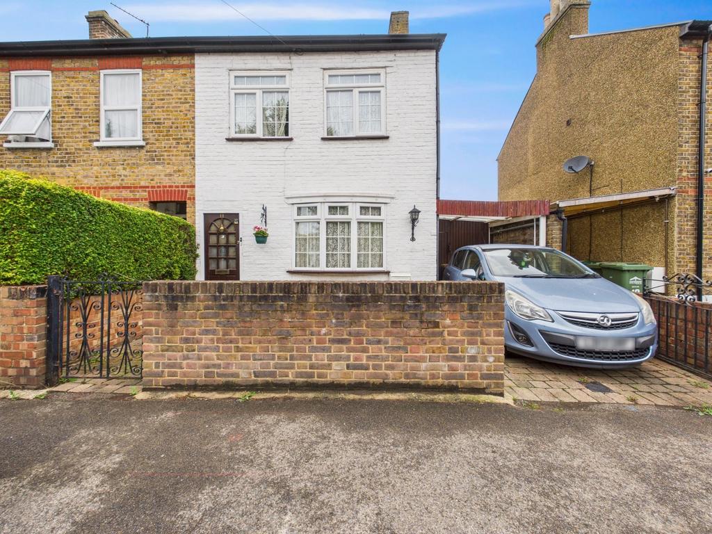 Chattern Hill, Ashford, Surrey, TW15 3 bed semi-detached house for sale ...