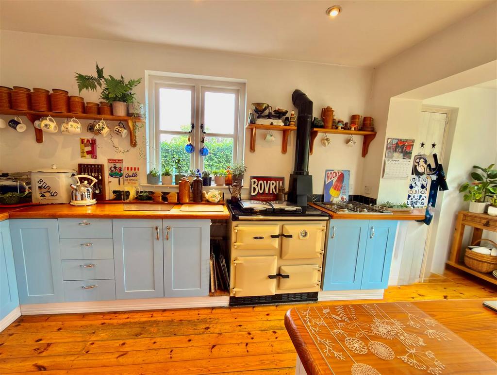 Kitchen 1.jpg